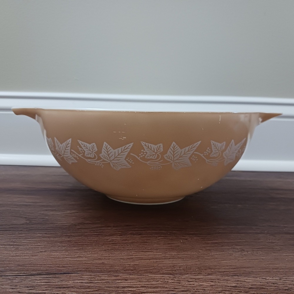 Vintage Pyrex Tan Sandlewood Ivy Cinderella Mixing Bowl 444 - 4 Quart Tan White